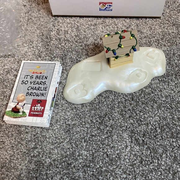 Hallmark Keepsake Woodstock on Doghouse Display Pc 1st in Collection 2000 Snoopy - Picture 2 of 9